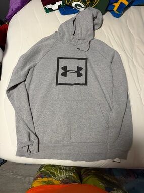 Under Armour Men’s Light Gray Pullover Hoodie with Black Logo